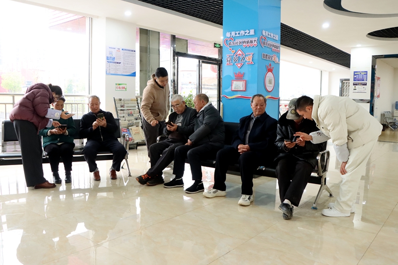 “智能辅导”让银发居民生活更便捷。