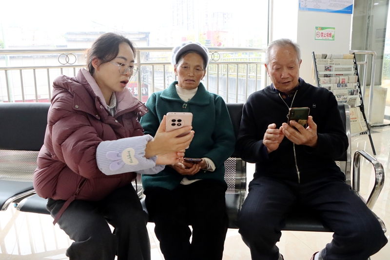 “智能辅导”让银发居民生活更便捷。