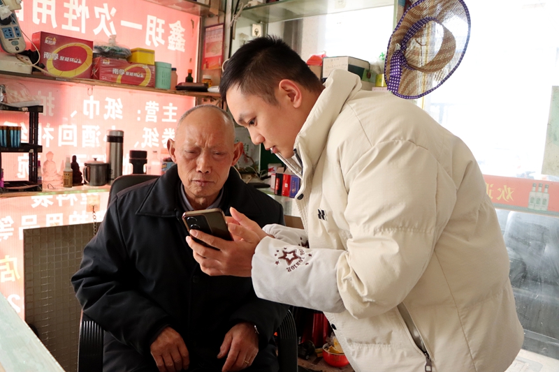 “智能辅导”让银发居民生活更便捷。