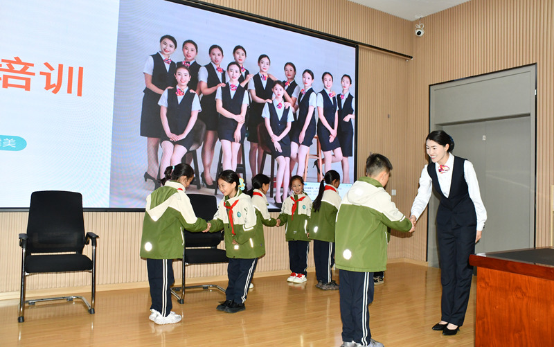 社交礼仪培训。