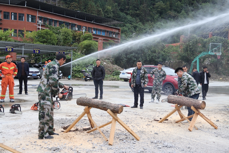 学习操作灭火工具 (2).JPG