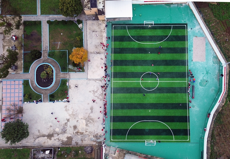 2025年11月11日,在贵州省毕节市黔西市铁石苗族彝族乡铁石小学第一届“校长杯”校园足球联赛现场,小球员在激烈拼抢。