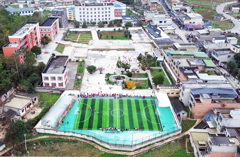 2025年11月11日，在贵州省毕节市黔西市铁石苗族彝族乡铁石小学第一届“校长杯”校园足球联赛现场，小球员在激烈拼抢。