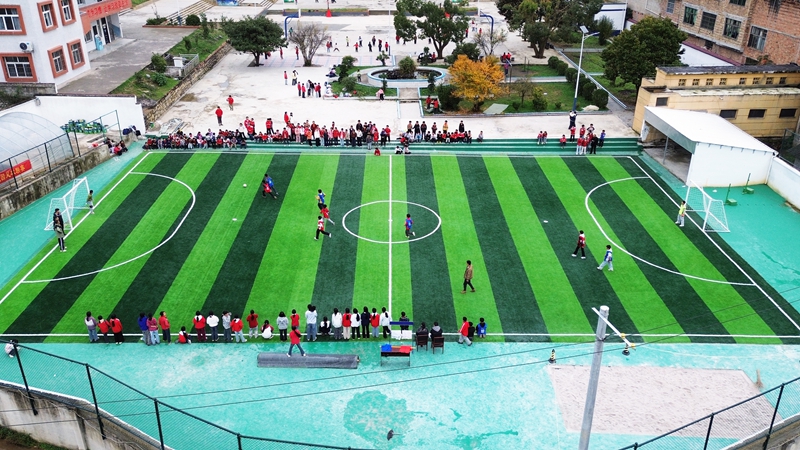 2025年11月11日，在贵州省毕节市黔西市铁石苗族彝族乡铁石小学第一届“校长杯”校园足球联赛现场，小球员在激烈拼抢。