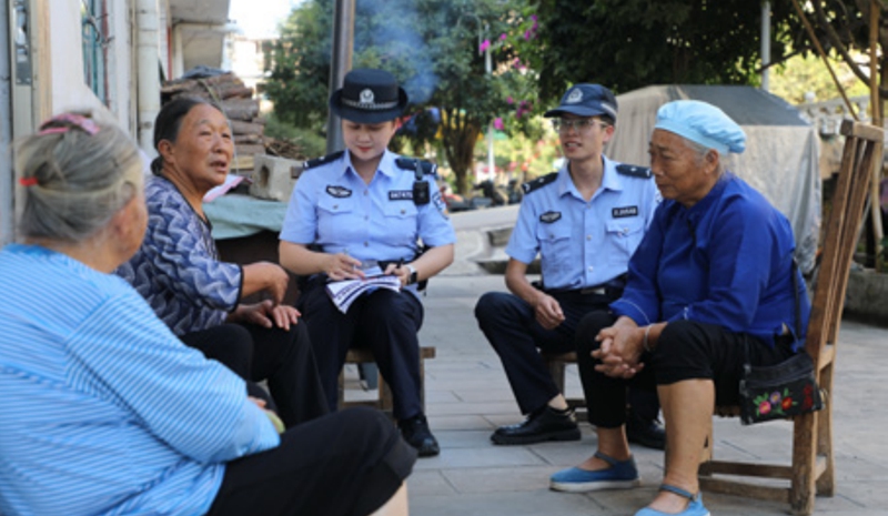 平塘县公安局民警走访群众，调解纠纷.jpg