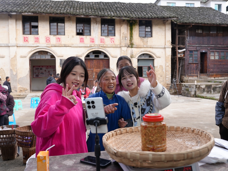 图为分水镇”村抖“直播现场 (3).jpg