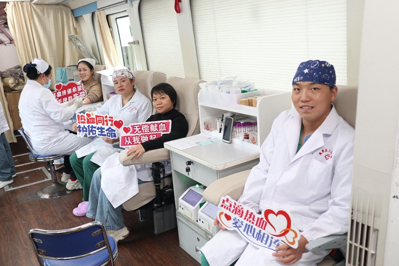 2025年11月11日施秉县卫健系统干部职工积极参加无偿献血活动 (1).jpg