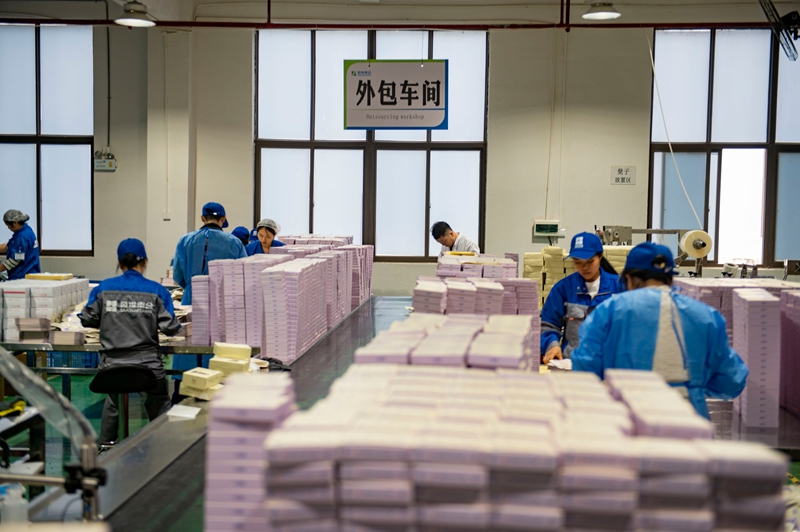 11月11日，在贵州省从江县美娥工业园区的一家药企，工人在生产车间赶制订单。