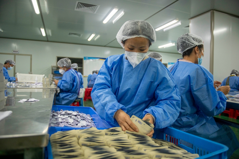 11月11日，在贵州省从江县美娥工业园区的一家药企，工人在生产车间赶制订单。