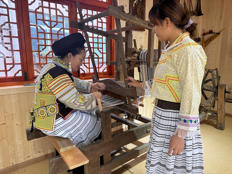 王正凤教授其女儿织机技艺。李果 摄.jpg