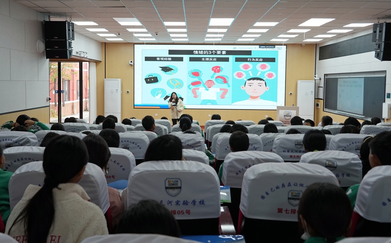 2025年11月13日，貴州省畢節市納雍天河實驗學校，“心橋相通”青少年心理健康公益活動現場，心理老師給同學們做心理團體輔導。 楊英 攝.jpg