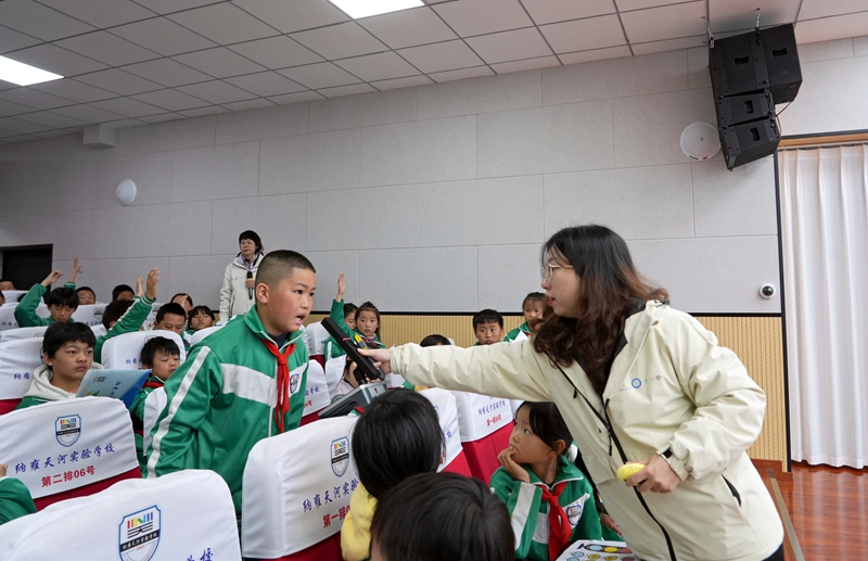 2025年11月13日，貴州省畢節市納雍天河實驗學校，“心橋相通”青少年心理健康公益活動現場，心理老師在與學生互動。 楊英 攝.jpg