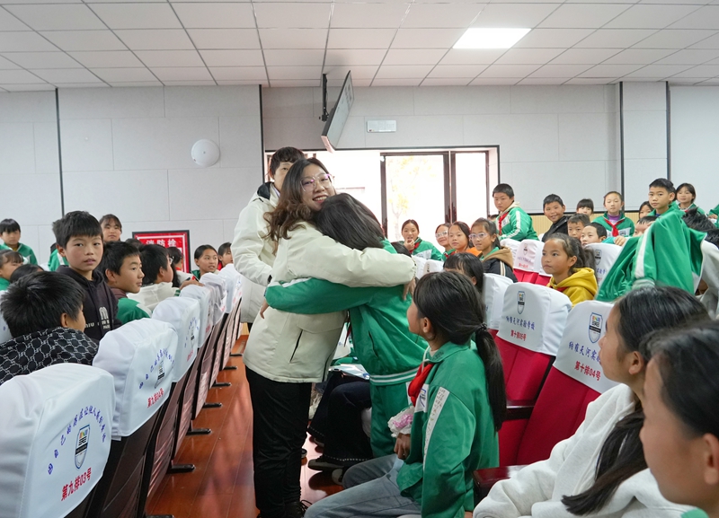 2025年11月13日，貴州省畢節市納雍天河實驗學校，“心橋相通”青少年心理健康公益活動現場，心理老師與學生互動。 楊英 攝.jpg