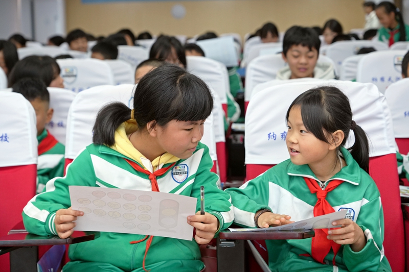 2025年11月13日，貴州省畢節市納雍天河實驗學校，“心橋相通”青少年心理健康公益活動現場，同學們在心理老師的引導下，分享情緒。 楊英 攝.jpg