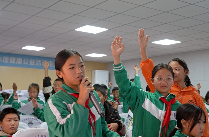 2025年11月13日，貴州省畢節市納雍天河實驗學校，“心橋相通”青少年心理健康公益活動現場，同學們爭先搶答問題。 楊英 攝.jpg