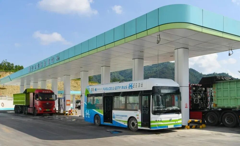 5 图为贵州美锦华宇“煤—焦—氢”综合利用示范项目上，氢能公交和氢能重卡在氢能加氢站加氢。闻双  摄.jpg