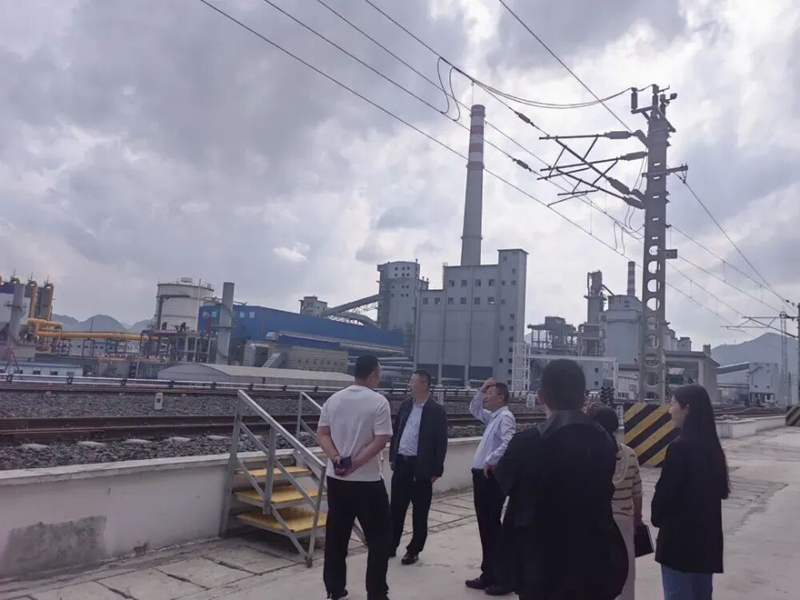 6 图为贵州银行六盘水分行工作人员主动上门为贵州美锦华宇“煤—焦—氢”综合利用示范项目服务。图片由受访者提供.jpg