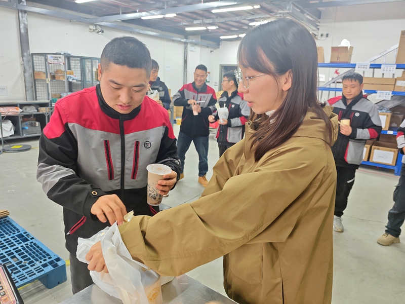 1 、观山街道新业态非公领域党群服务中心工作人员为顺丰快递中转站的快递员送去奶茶和面包。.jpg