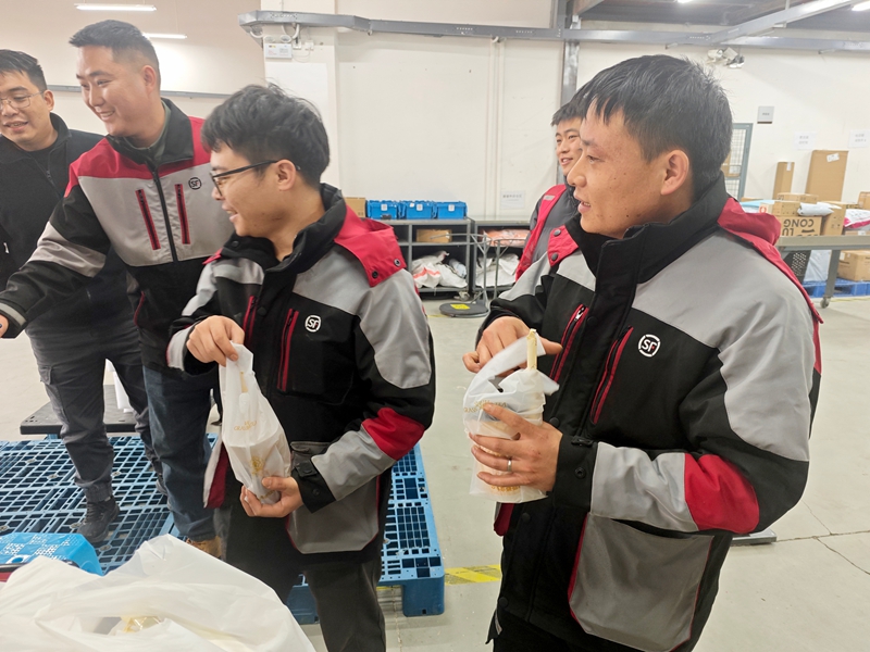 2 、快递小哥们接过奶茶和面包，脸上洋溢着开心的笑容。.jpg