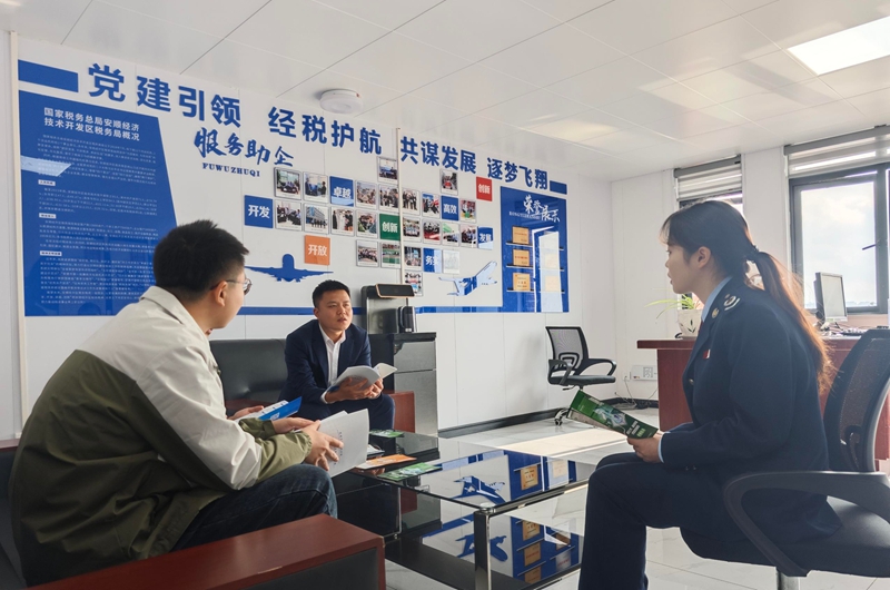 税务干部为园区企业解答涉税疑问.jpg