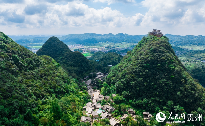 航拍云峰屯堡。人民网 涂敏摄