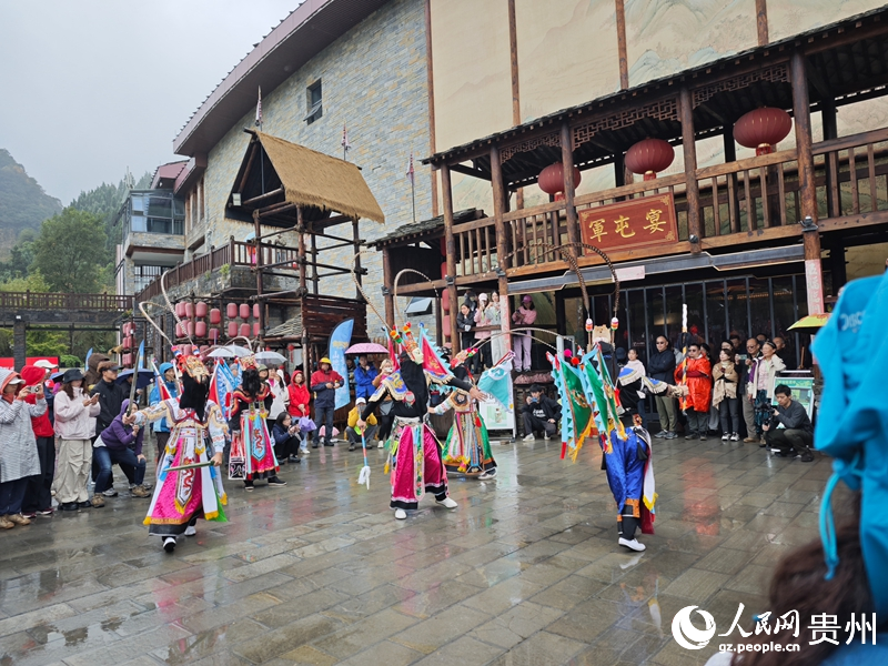 云峰屯堡内的地戏演出。人民网 黄小桃摄