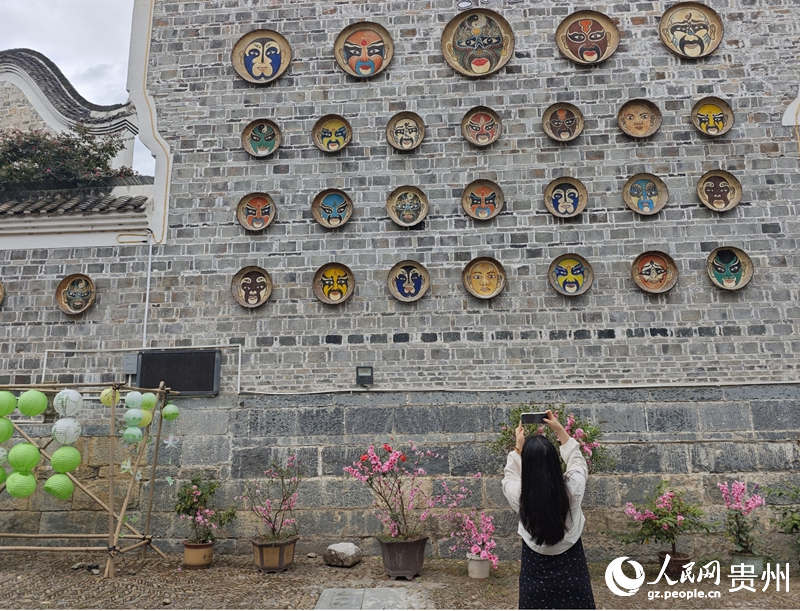 游客锦屏县隆里古城拍照打卡。人民网 龙章榆摄