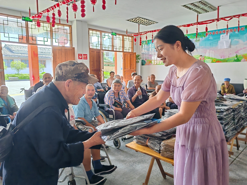 杜佳佳为福利院老人发放衣物