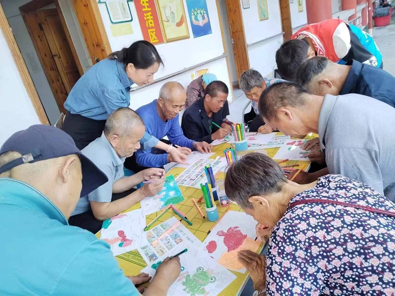 杜佳佳陪伴福利院老人绘画。