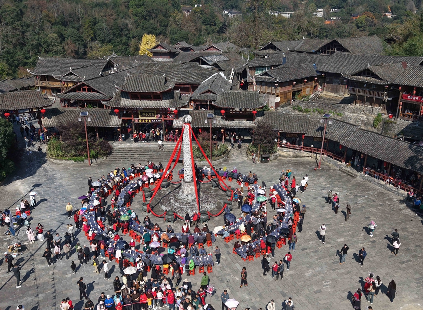 游客在欢庆苗年现场。