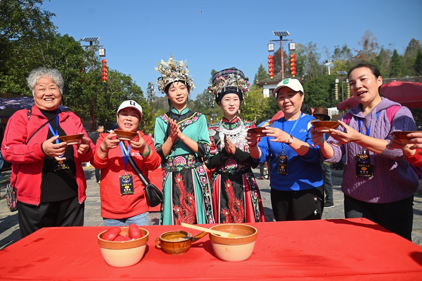 游客在品尝十二道拦门酒。