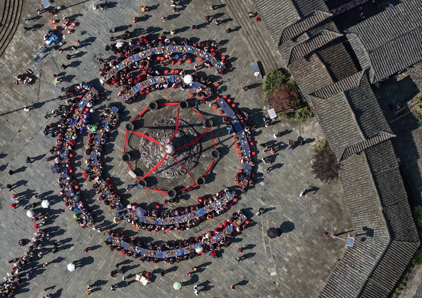 欢庆苗年现场。