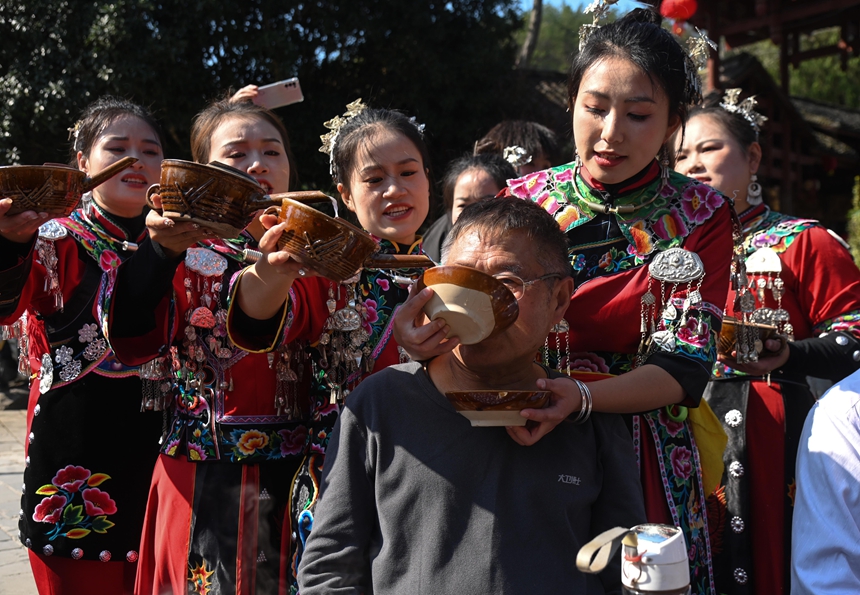 游客在体验苗家高山流水。