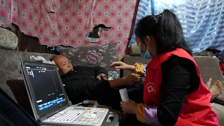 贵州镇远：“流动诊室”守护老年健康。