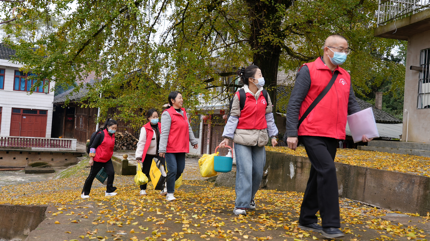 贵州镇远：“流动诊室”守护老年健康。