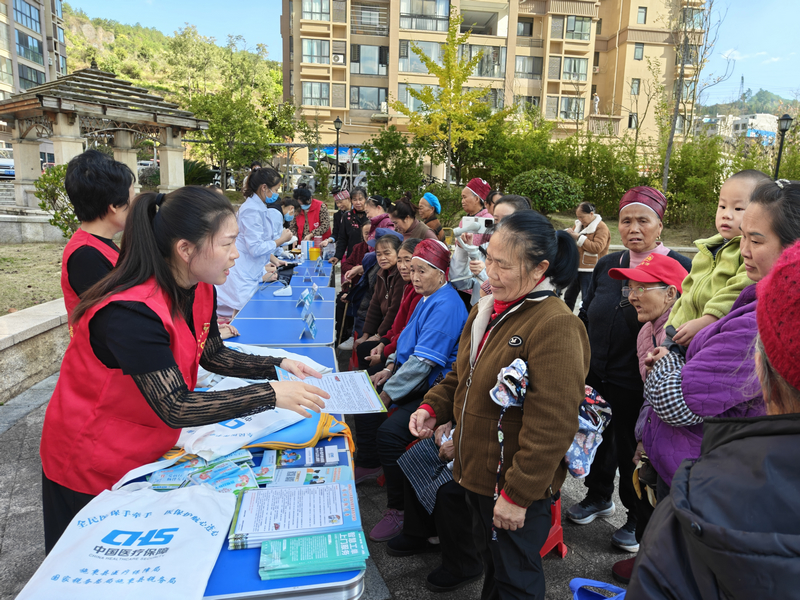 施秉县医保局工作人员向当地老人宣讲健康知识。