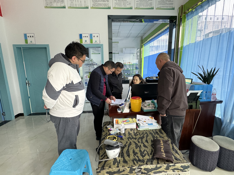 施秉县卫生健康局到基层卫生院开展老年人体检工作指导。