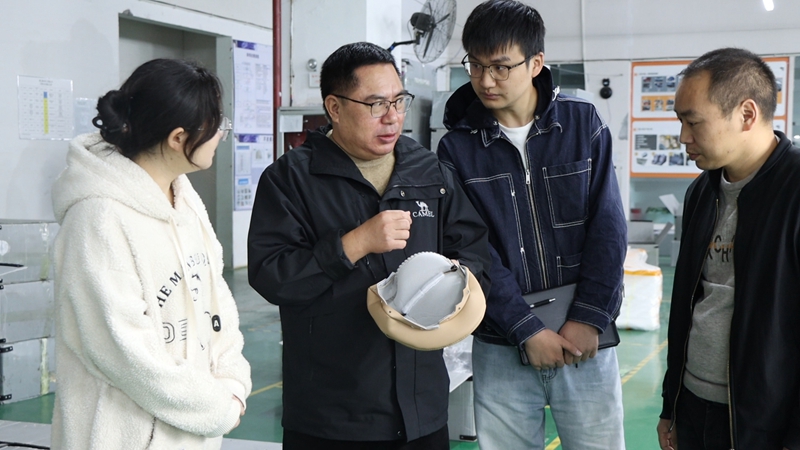 3、贵州娄山关经开区工作人员深入车间，主动开展服务。