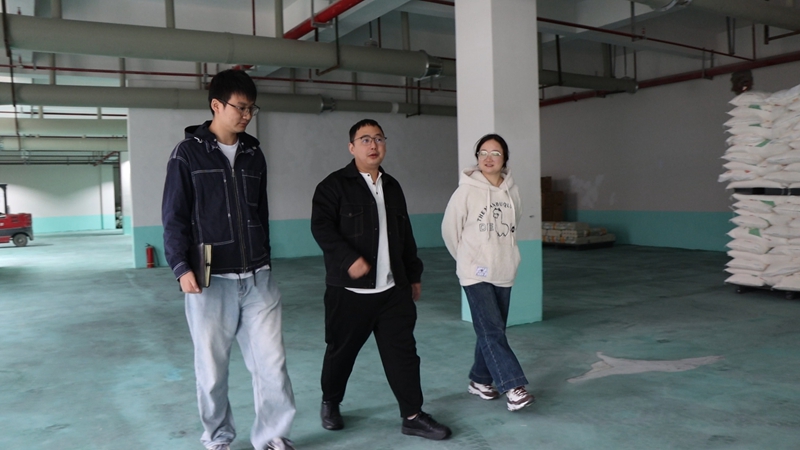 4、贵州娄山关经开区工作人员深入车间，主动开展服务。