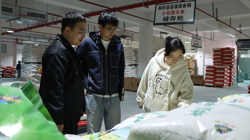 5、贵州娄山关经开区工作人员深入车间，主动开展服务。