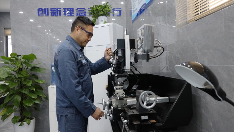 3、龙福刚在工作室测试工具器研发设备。