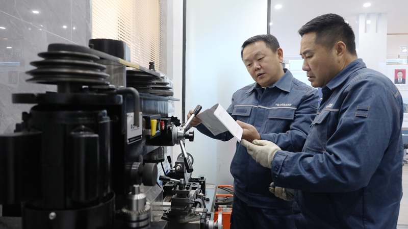 4、龙福刚与同事在研讨职创项目的研发。卢关文 摄