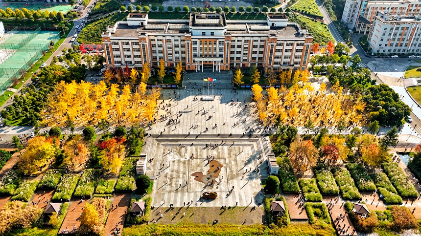 11月16日，六盘水明湖国家湿地公园旁的六盘水师范学院校园内游人如织。