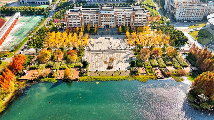 11月16日，六盘水明湖国家湿地公园旁的六盘水师范学院校园内游人如织。