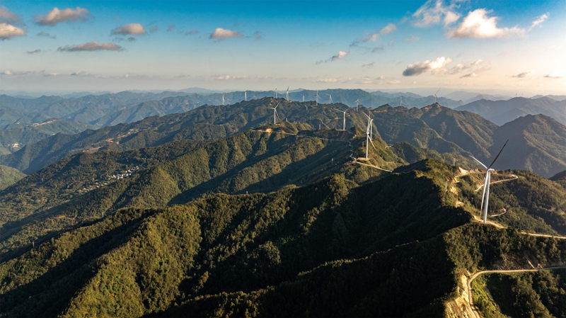 大亭风力发电一景。
