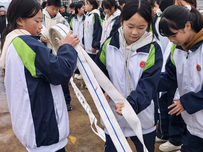 講解消防水帶使用方式。