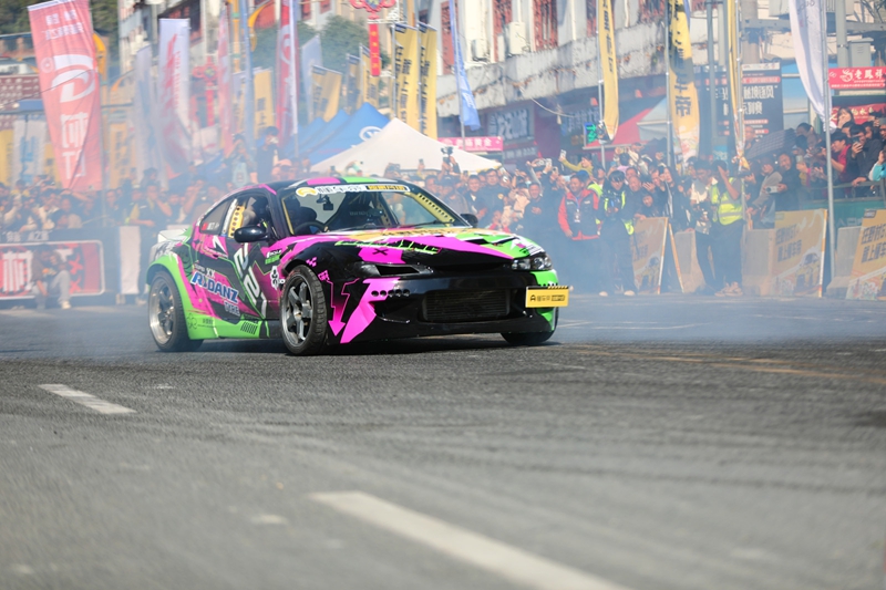 激烈的比赛现场。