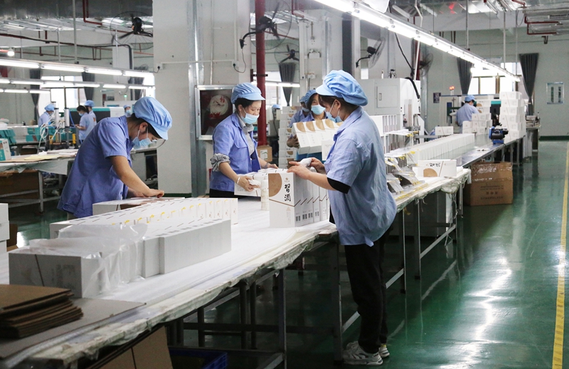 忙碌的白酒包材生产车间。