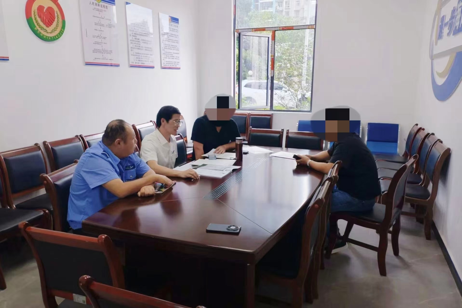 金阳街道退役军人公益律师志愿服务团调解群众纠纷。 观山湖区融媒体中心供图