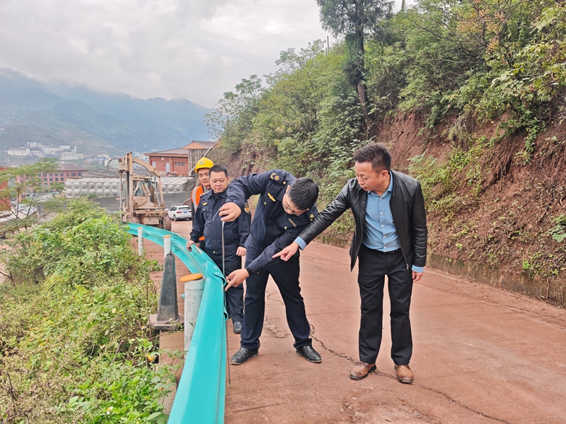 仁怀市茅台镇双龙村CB42骑龙至蒲义溪路段安防护栏施工现场。